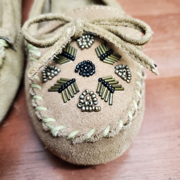 Minnetonka Women's Tan Beaded Embellished Suede Moccasins Size 7.5 - Picture 2 of 8